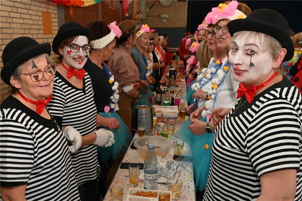 Lembecker Frauen feiern ausgiebig Karneval: Ladykracher sorgen für ordentlich Stimmung