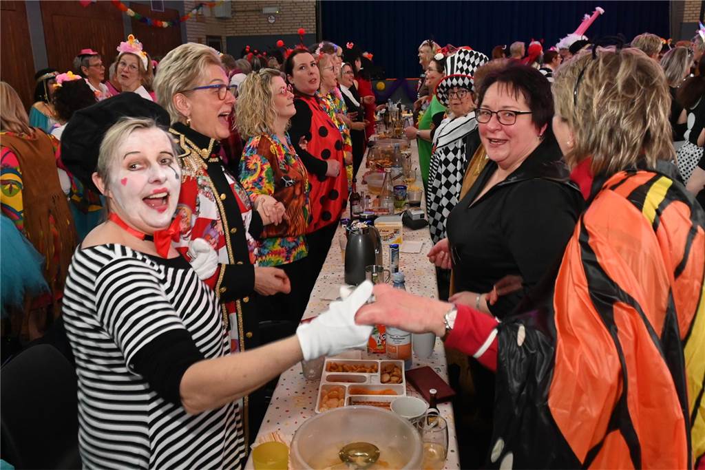 Lembecker Frauen feiern ausgiebig Karneval: Ladykracher sorgen für ordentlich Stimmung