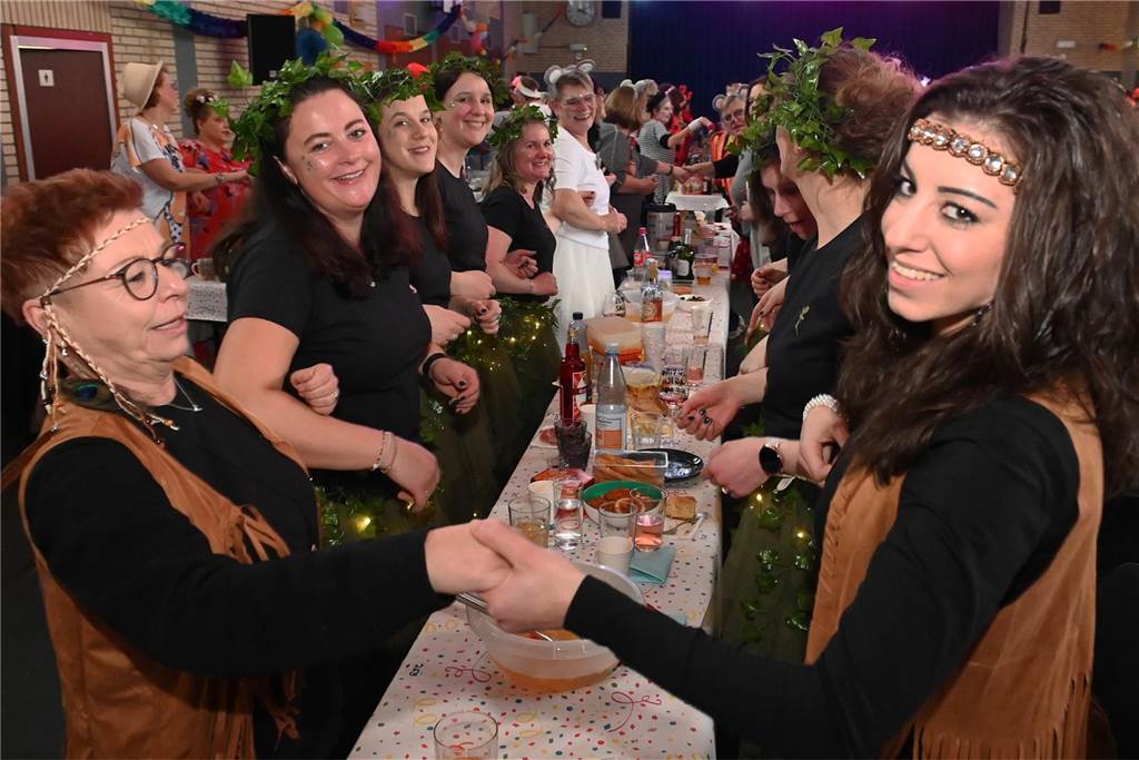 Lembecker Frauen feiern ausgiebig Karneval: Ladykracher sorgen für ordentlich Stimmung