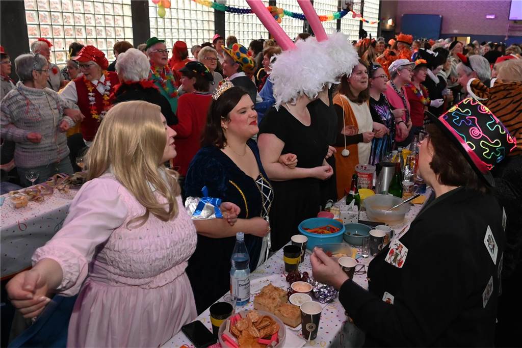 Lembecker Frauen feiern ausgiebig Karneval: Ladykracher sorgen für ordentlich Stimmung