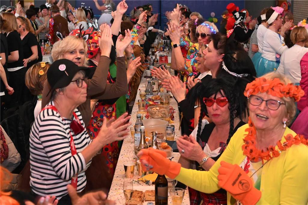 Lembecker Frauen feiern ausgiebig Karneval: Ladykracher sorgen für ordentlich Stimmung