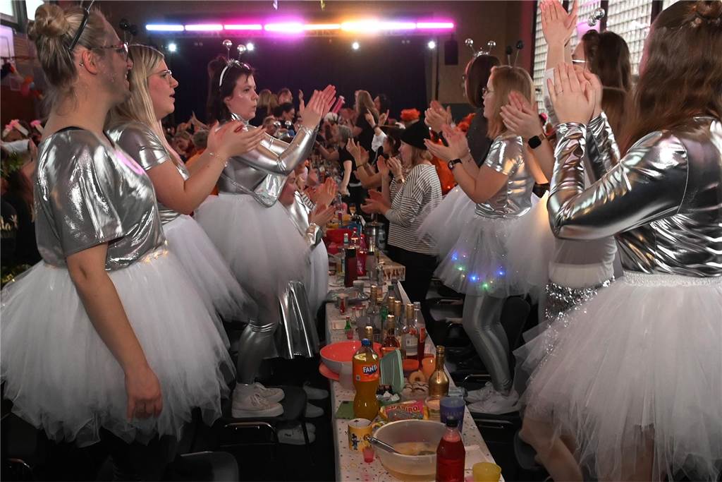 Lembecker Frauen feiern ausgiebig Karneval: Ladykracher sorgen für ordentlich Stimmung