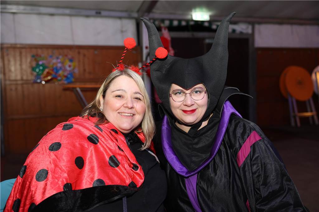 Party an Weiberfastnacht: Viele Bilder: Unzählige Jecken feierten ausgelassen