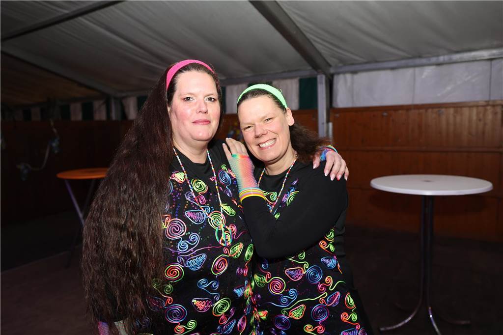 Party an Weiberfastnacht: Viele Bilder: Unzählige Jecken feierten ausgelassen