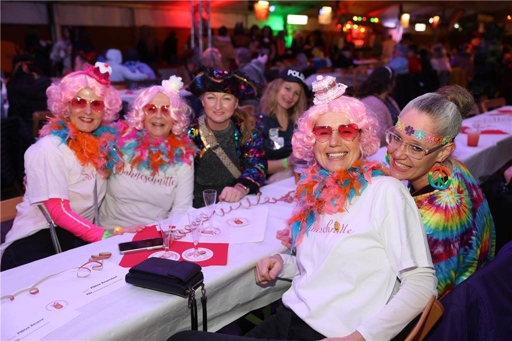 Party an Weiberfastnacht: Viele Bilder: Unzählige Jecken feierten ausgelassen