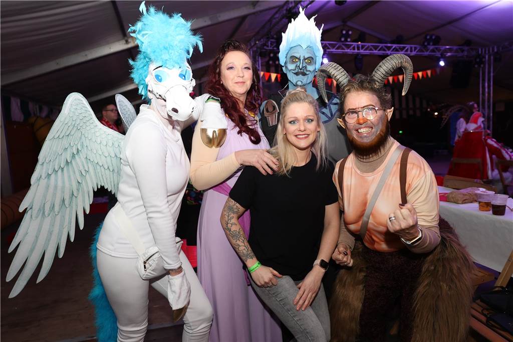 Party an Weiberfastnacht: Viele Bilder: Unzählige Jecken feierten ausgelassen