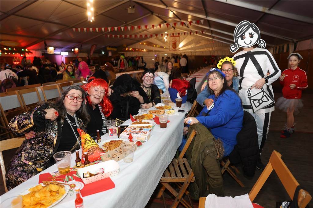Party an Weiberfastnacht: Viele Bilder: Unzählige Jecken feierten ausgelassen