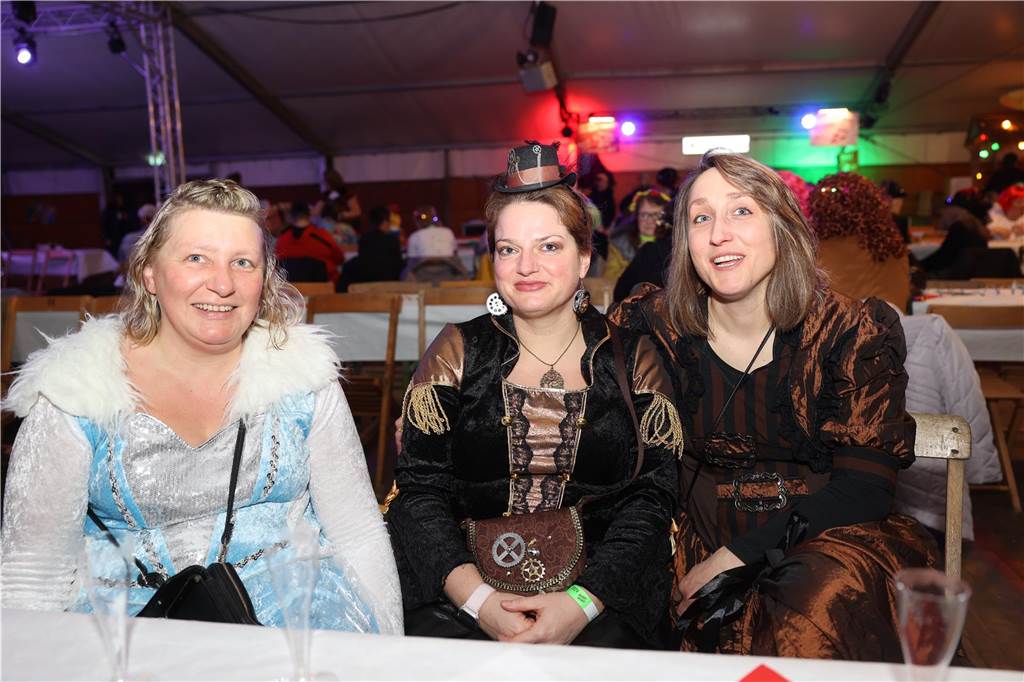 Party an Weiberfastnacht: Viele Bilder: Unzählige Jecken feierten ausgelassen