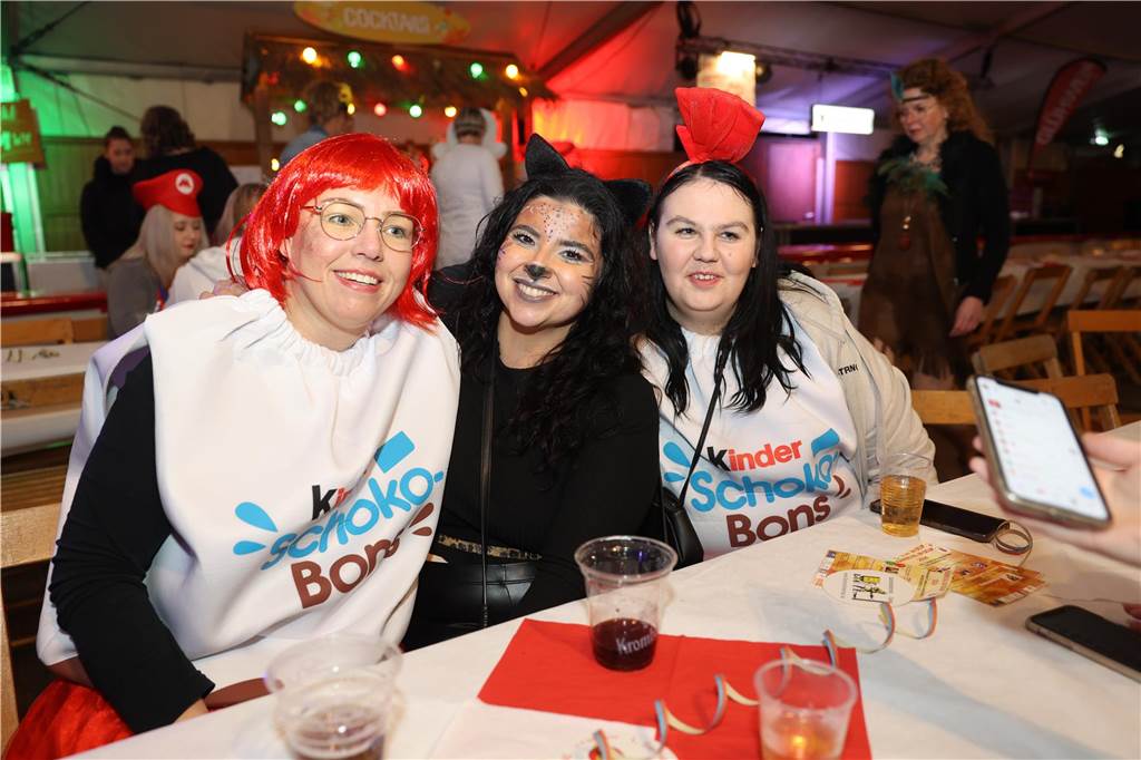Party an Weiberfastnacht: Viele Bilder: Unzählige Jecken feierten ausgelassen