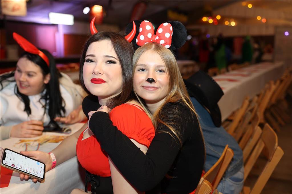 Party an Weiberfastnacht: Viele Bilder: Unzählige Jecken feierten ausgelassen