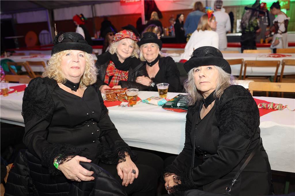 Party an Weiberfastnacht: Viele Bilder: Unzählige Jecken feierten ausgelassen