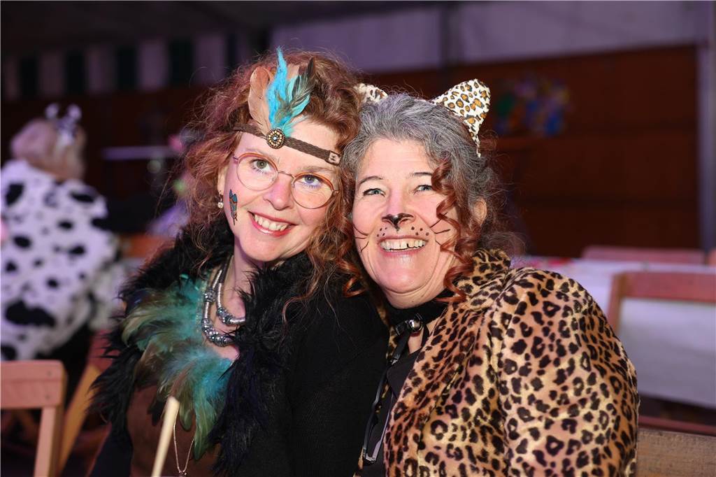 Party an Weiberfastnacht: Viele Bilder: Unzählige Jecken feierten ausgelassen