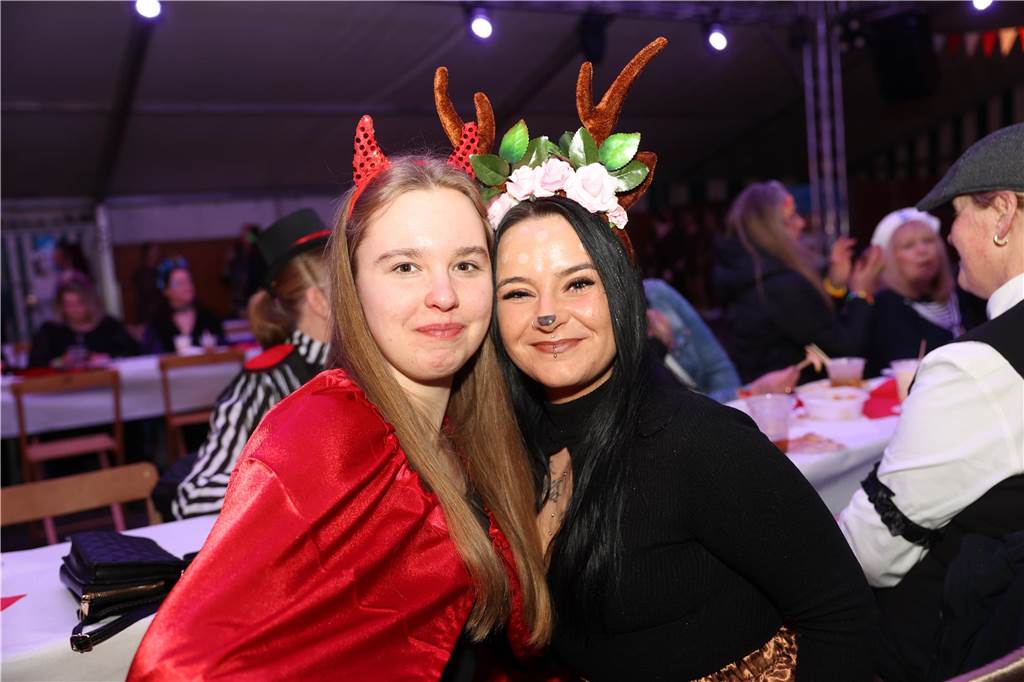 Party an Weiberfastnacht: Viele Bilder: Unzählige Jecken feierten ausgelassen