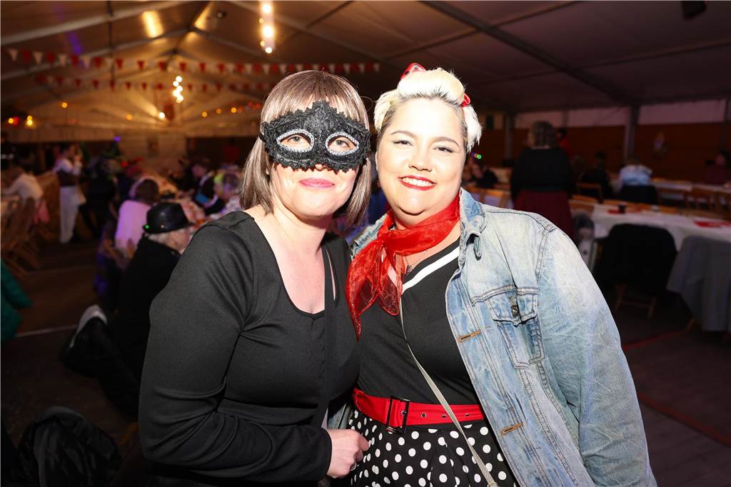 Party an Weiberfastnacht: Viele Bilder: Unzählige Jecken feierten ausgelassen