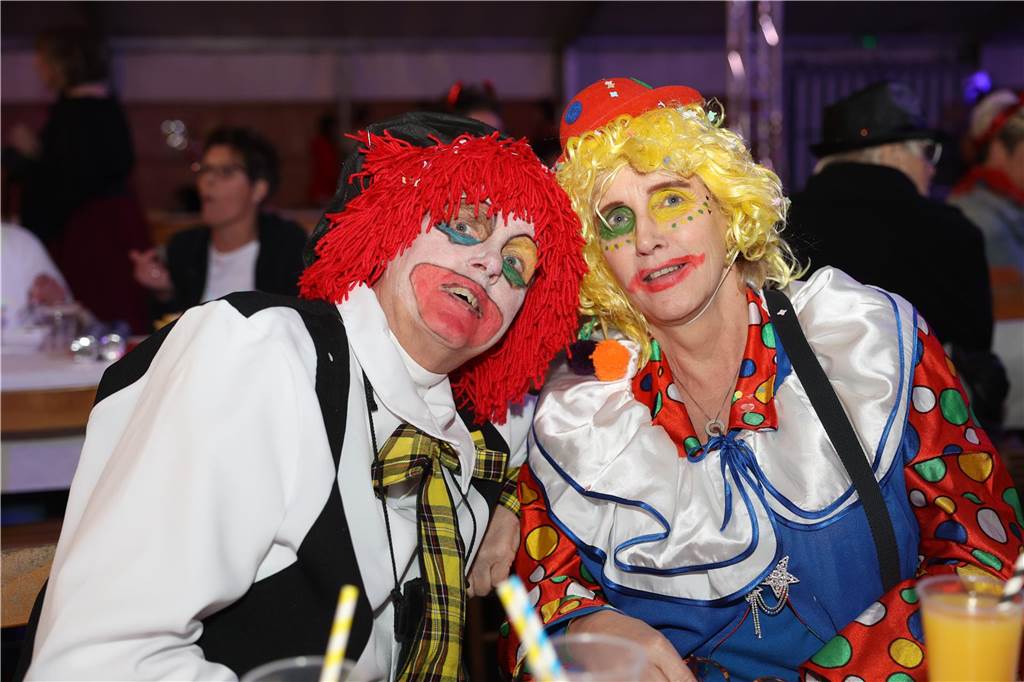 Party an Weiberfastnacht: Viele Bilder: Unzählige Jecken feierten ausgelassen