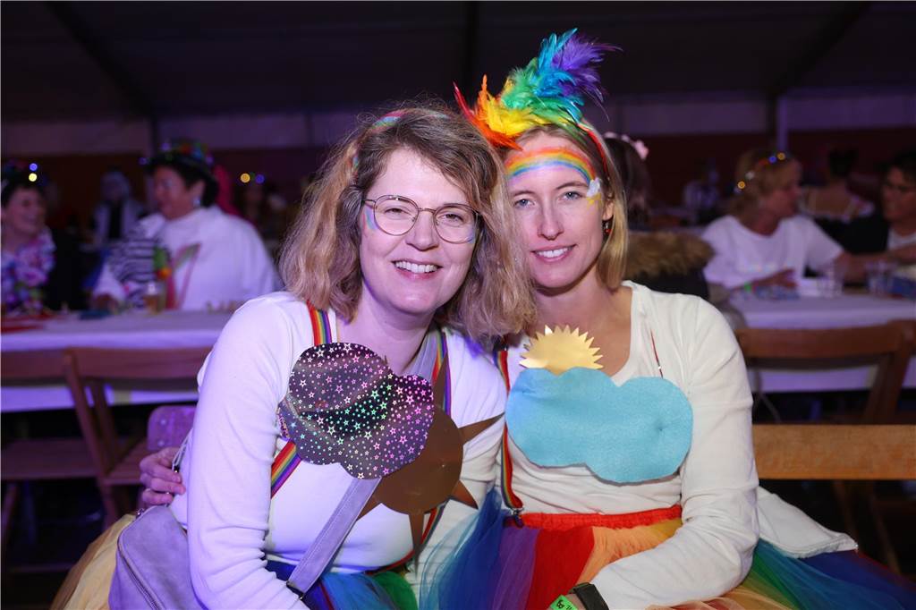 Party an Weiberfastnacht: Viele Bilder: Unzählige Jecken feierten ausgelassen