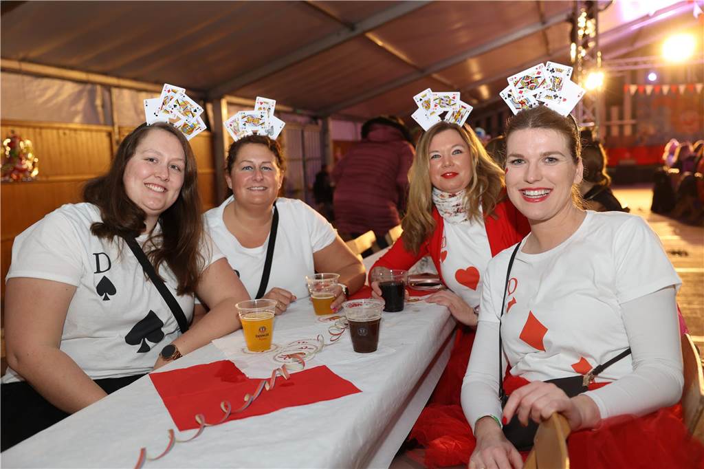 Party an Weiberfastnacht: Viele Bilder: Unzählige Jecken feierten ausgelassen
