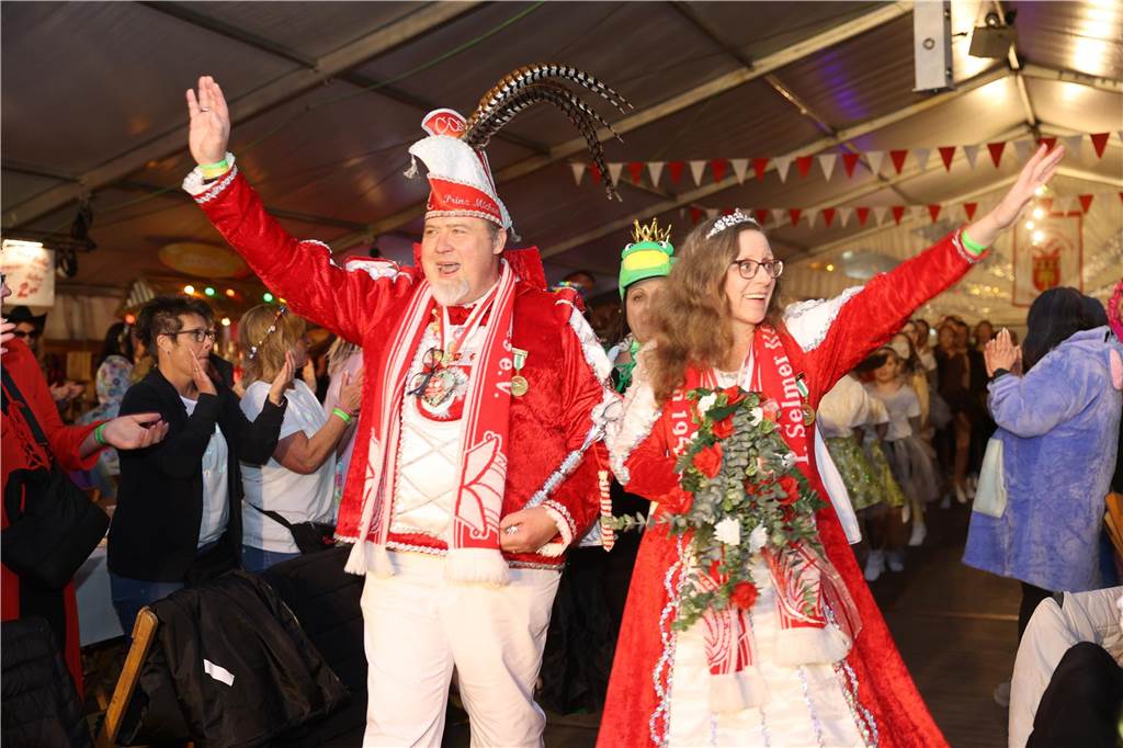 Party an Weiberfastnacht: Viele Bilder: Unzählige Jecken feierten ausgelassen