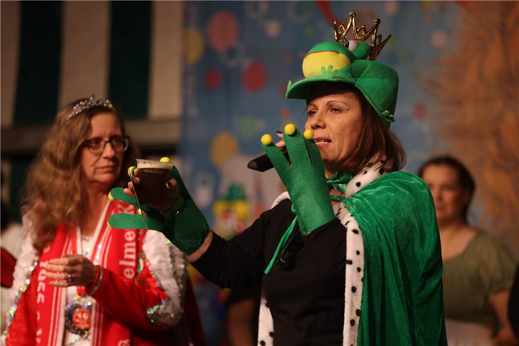Party an Weiberfastnacht: Viele Bilder: Unzählige Jecken feierten ausgelassen