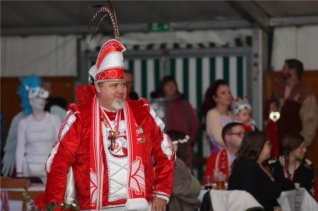 Party an Weiberfastnacht: Viele Bilder: Unzählige Jecken feierten ausgelassen