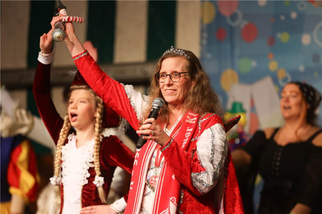 Party an Weiberfastnacht: Viele Bilder: Unzählige Jecken feierten ausgelassen