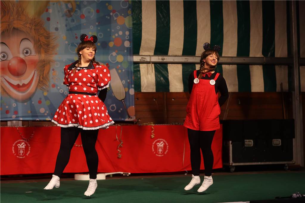 Party an Weiberfastnacht: Viele Bilder: Unzählige Jecken feierten ausgelassen