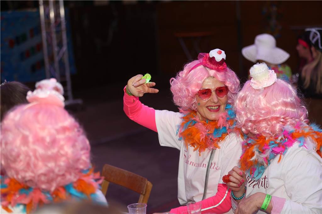 Party an Weiberfastnacht: Viele Bilder: Unzählige Jecken feierten ausgelassen