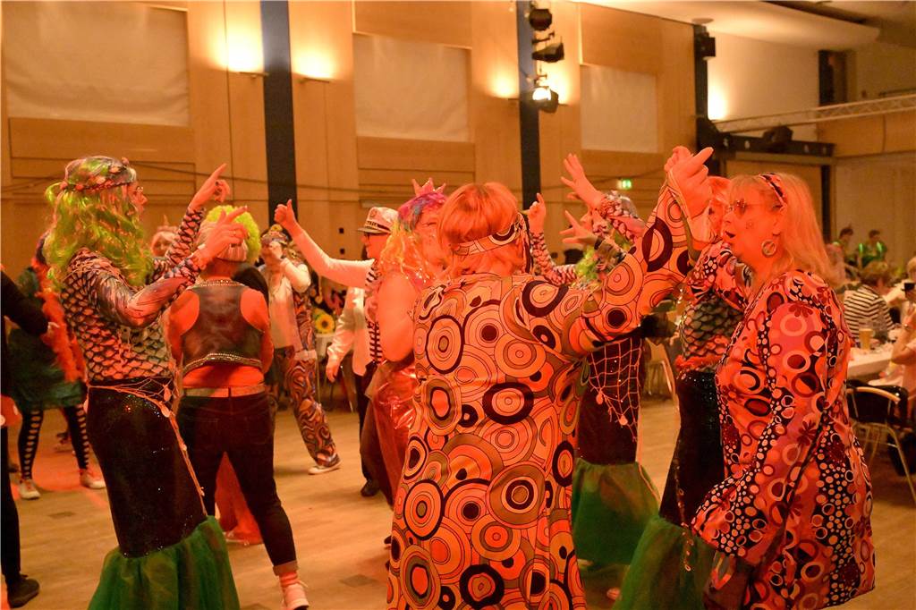 Viele Fotos von der Party im Kolpingsaal: So hat Werne Weiberfastnacht gefeiert