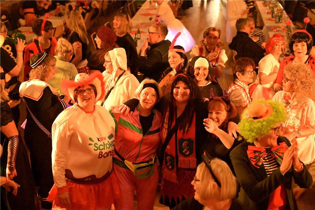 Viele Fotos von der Party im Kolpingsaal: So hat Werne Weiberfastnacht gefeiert
