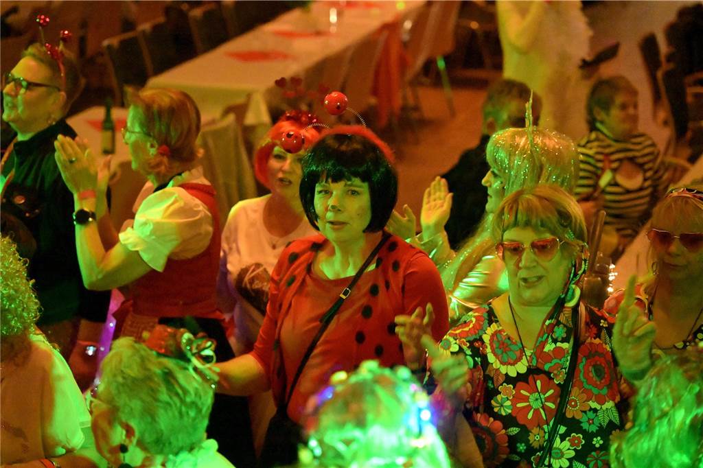 Viele Fotos von der Party im Kolpingsaal: So hat Werne Weiberfastnacht gefeiert