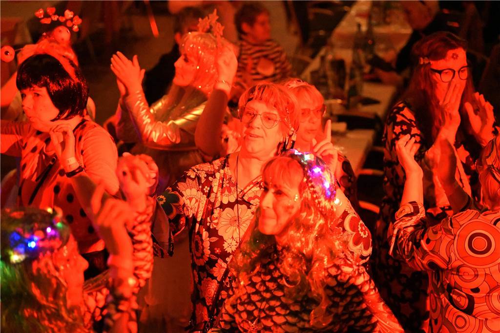 Viele Fotos von der Party im Kolpingsaal: So hat Werne Weiberfastnacht gefeiert