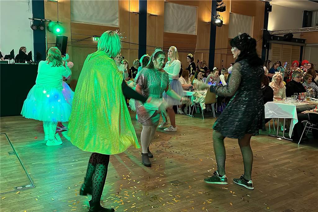 Viele Fotos von der Party im Kolpingsaal: So hat Werne Weiberfastnacht gefeiert