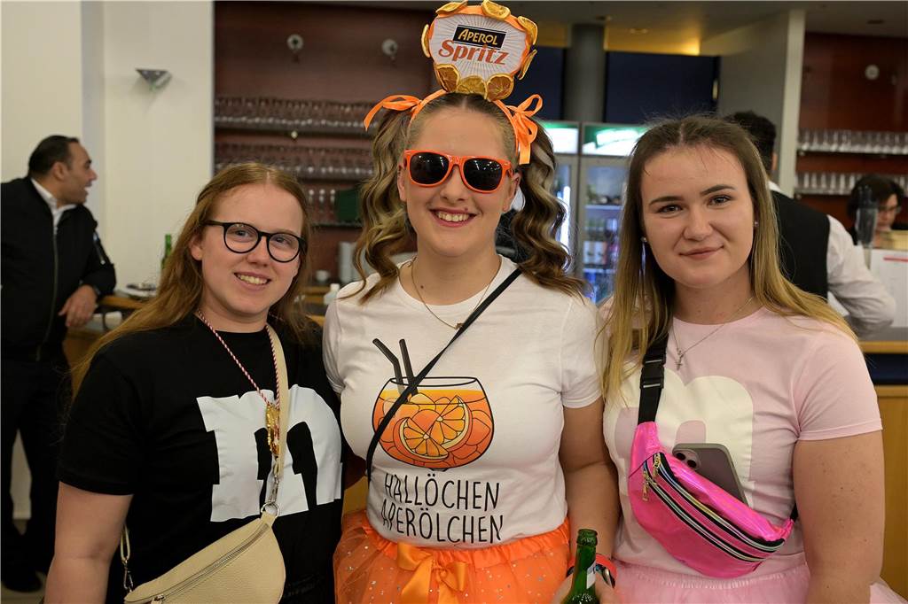 Viele Fotos von der Party im Kolpingsaal: So hat Werne Weiberfastnacht gefeiert