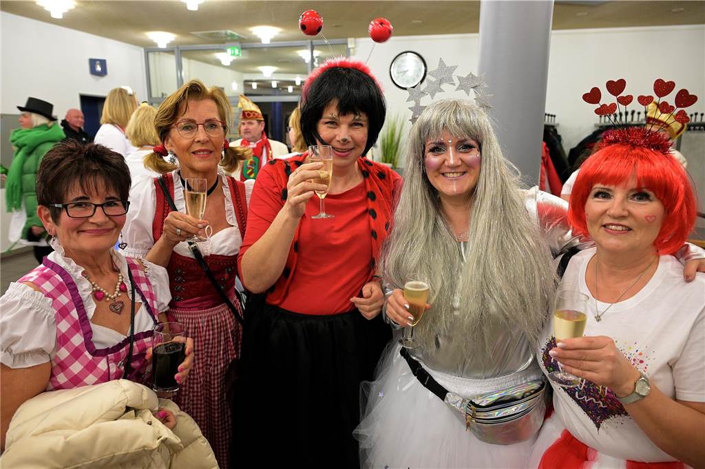 Viele Fotos von der Party im Kolpingsaal: So hat Werne Weiberfastnacht gefeiert