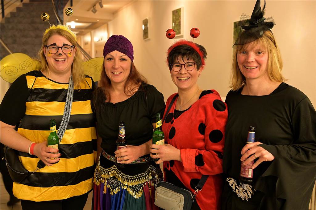 Viele Fotos von der Party im Kolpingsaal: So hat Werne Weiberfastnacht gefeiert