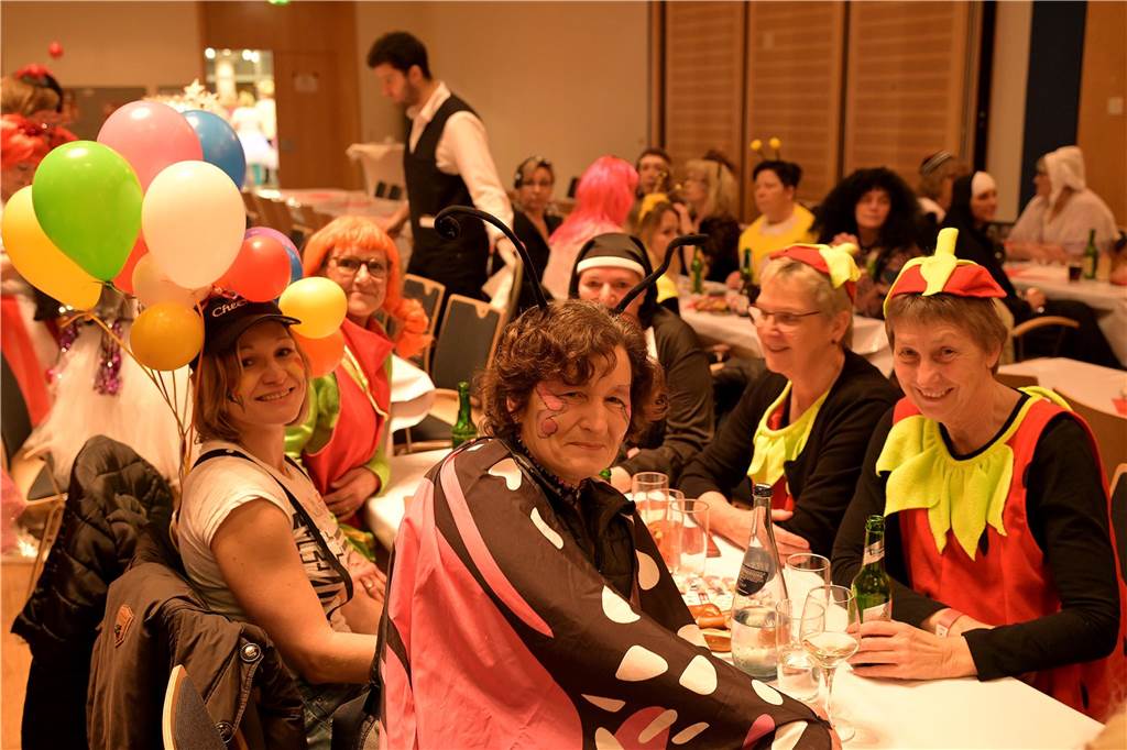 Viele Fotos von der Party im Kolpingsaal: So hat Werne Weiberfastnacht gefeiert