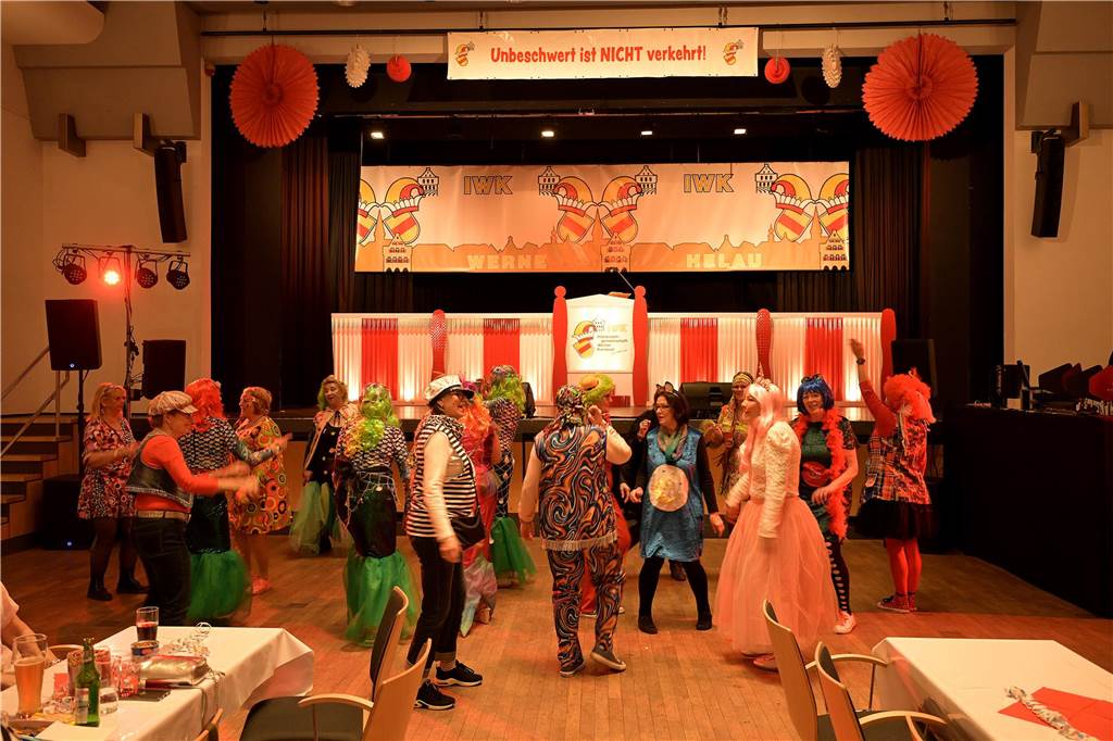 Viele Fotos von der Party im Kolpingsaal: So hat Werne Weiberfastnacht gefeiert