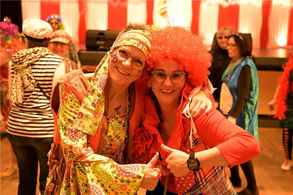 Viele Fotos von der Party im Kolpingsaal: So hat Werne Weiberfastnacht gefeiert