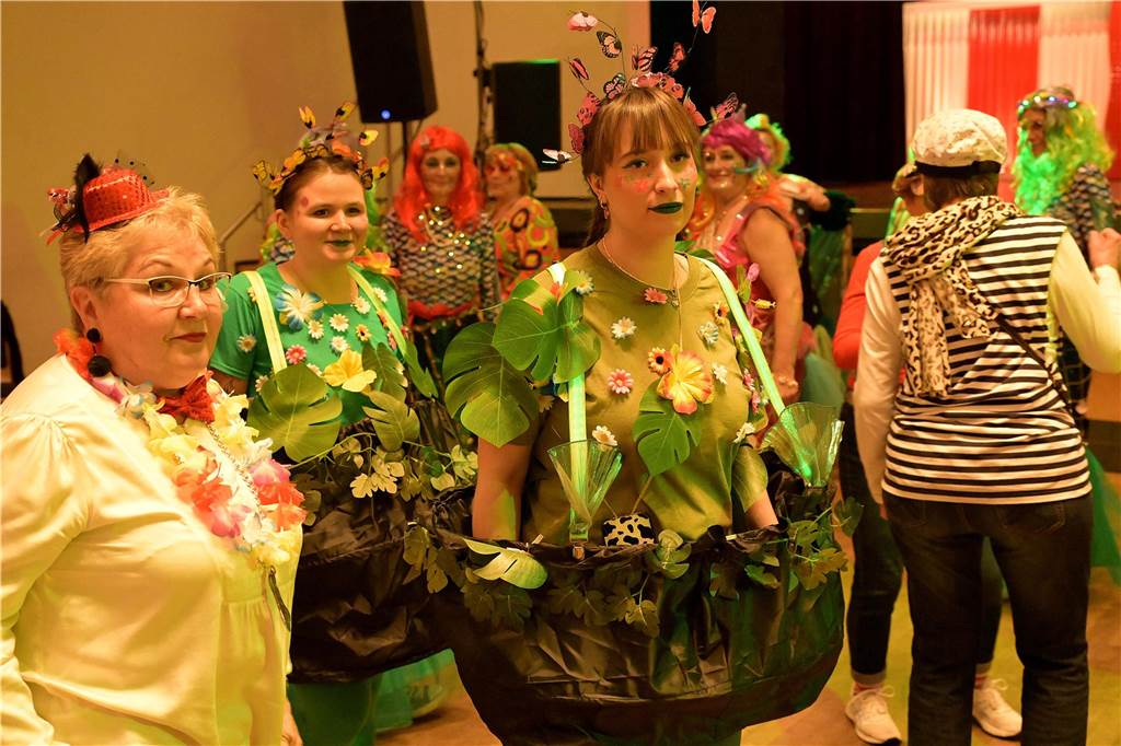 Viele Fotos von der Party im Kolpingsaal: So hat Werne Weiberfastnacht gefeiert