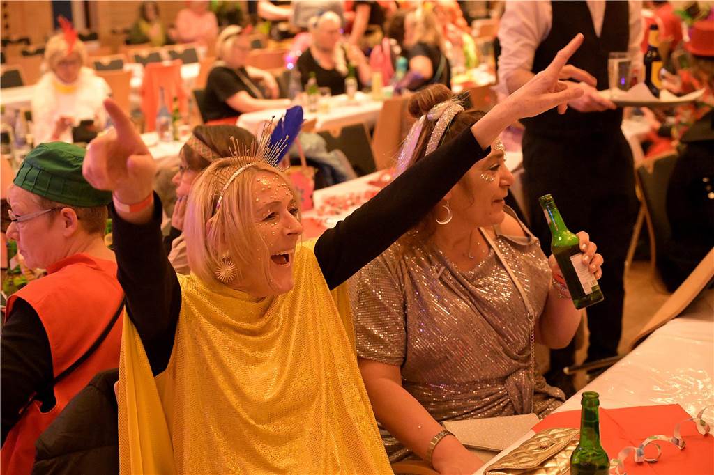 Viele Fotos von der Party im Kolpingsaal: So hat Werne Weiberfastnacht gefeiert