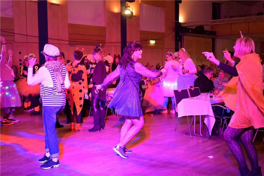 Viele Fotos von der Party im Kolpingsaal: So hat Werne Weiberfastnacht gefeiert