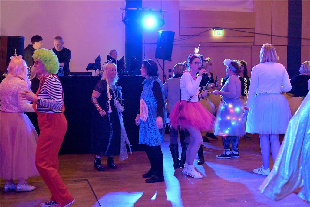 Viele Fotos von der Party im Kolpingsaal: So hat Werne Weiberfastnacht gefeiert