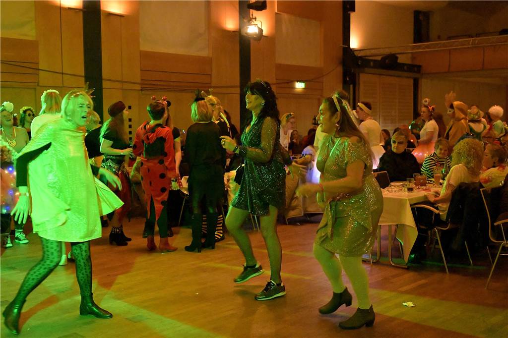 Viele Fotos von der Party im Kolpingsaal: So hat Werne Weiberfastnacht gefeiert