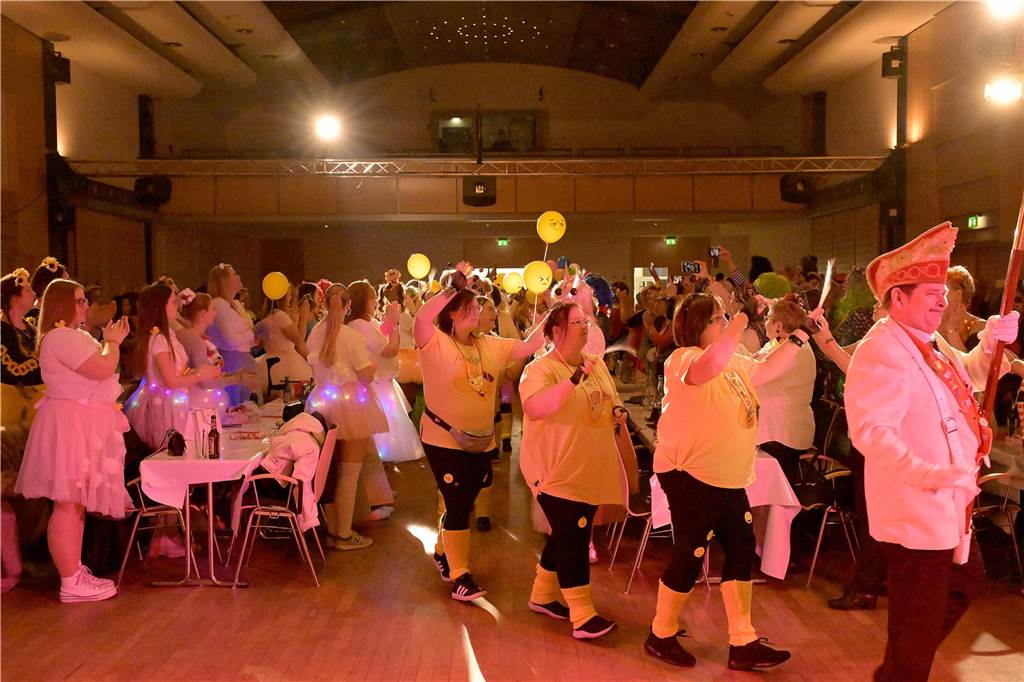 Viele Fotos von der Party im Kolpingsaal: So hat Werne Weiberfastnacht gefeiert