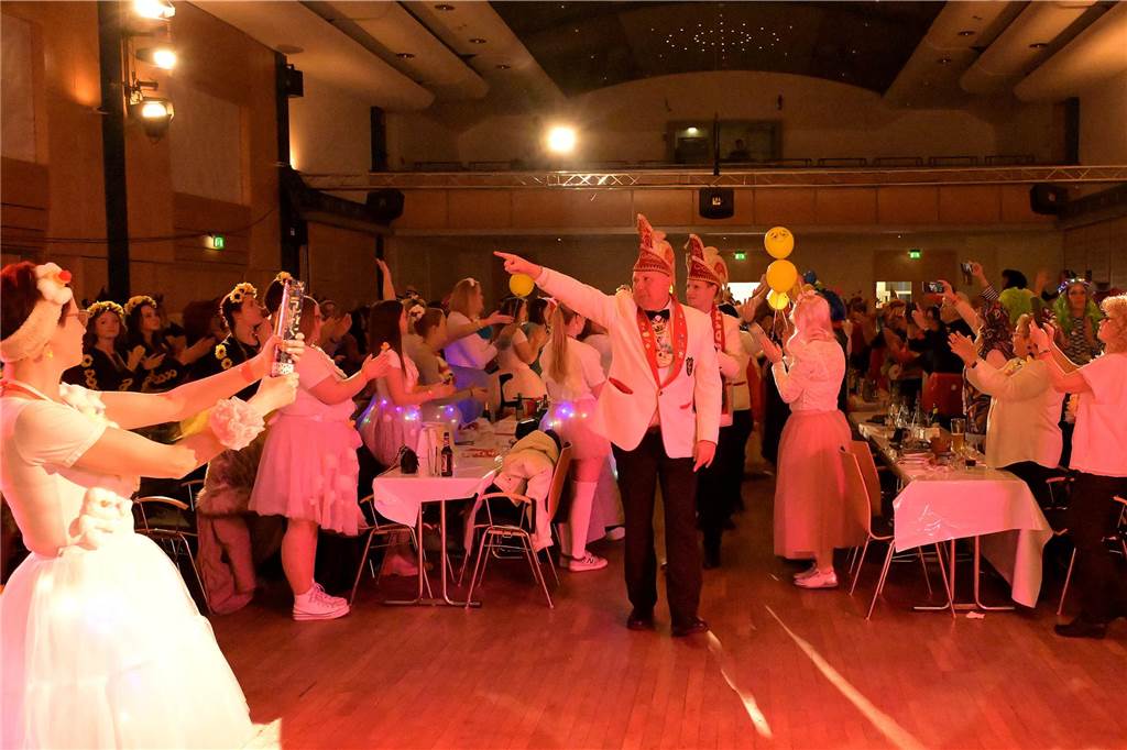 Viele Fotos von der Party im Kolpingsaal: So hat Werne Weiberfastnacht gefeiert