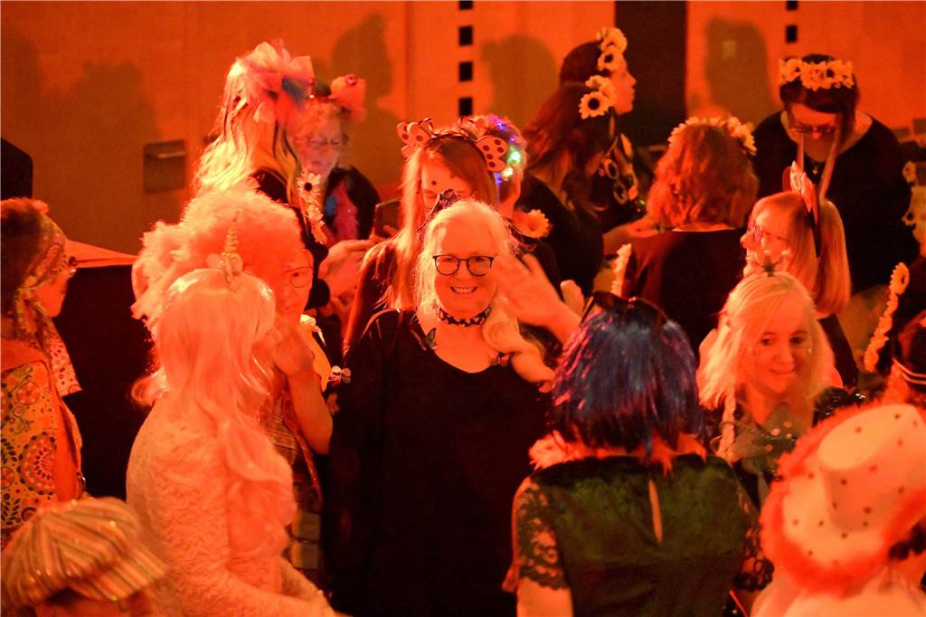 Viele Fotos von der Party im Kolpingsaal: So hat Werne Weiberfastnacht gefeiert