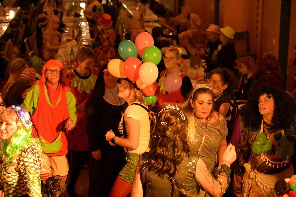 Viele Fotos von der Party im Kolpingsaal: So hat Werne Weiberfastnacht gefeiert
