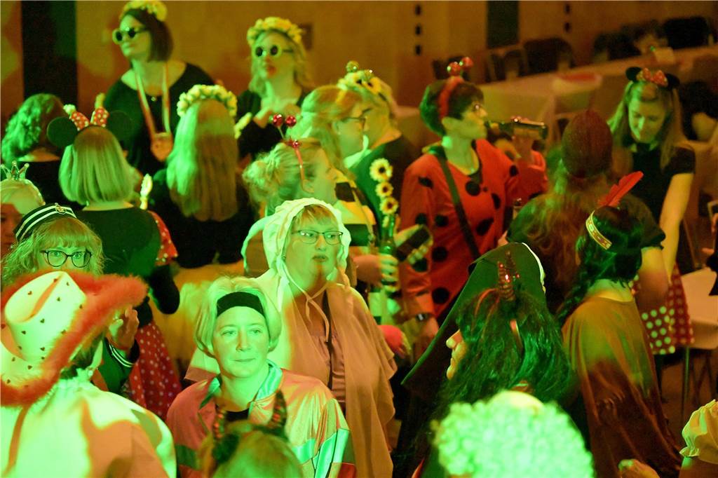 Viele Fotos von der Party im Kolpingsaal: So hat Werne Weiberfastnacht gefeiert