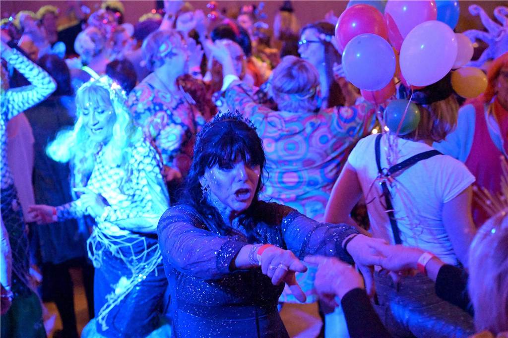 Viele Fotos von der Party im Kolpingsaal: So hat Werne Weiberfastnacht gefeiert