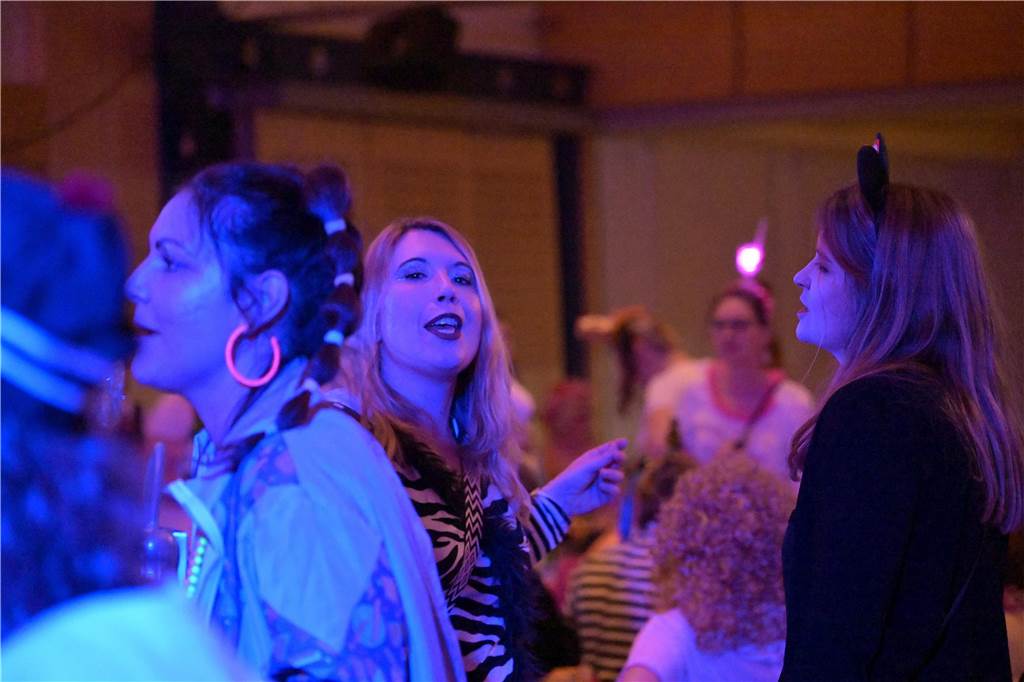 Viele Fotos von der Party im Kolpingsaal: So hat Werne Weiberfastnacht gefeiert